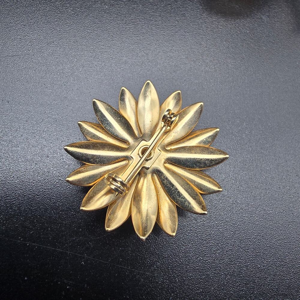 Red Rhinestone Flower Brooch Gold Tone Vintage Costume Jewelry - Picture 3 of 7